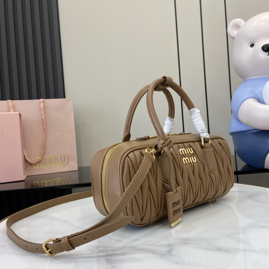 Con set completo di confezioni originali da banco” MIU MIU Arcadie Matelasse borsa a tracolla da bowling media in pelle di pecora da 27 cm